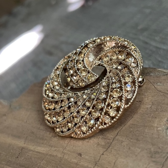 Vintage Retro Topaz Rhinestone Gold Tone Swirl Wreath Brooch Pin - Picture 2 of 11